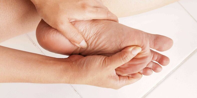symptoms of fungus on the foot